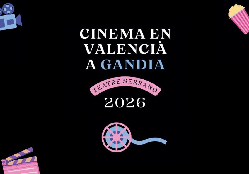 Home al cinema menjant crispetes i veient una pel·lícula en la pantalla